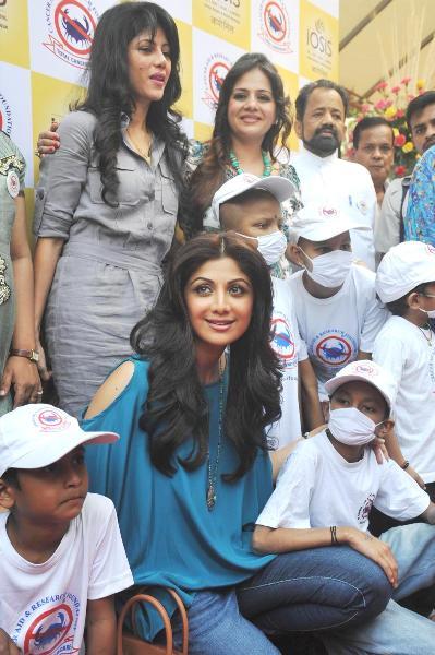 Shilpa-Shetty-posing-with-cancer-infected-kids-at-the-charity-event-for-CARF-at-the-IOSIS-SPA-in-Mumbai