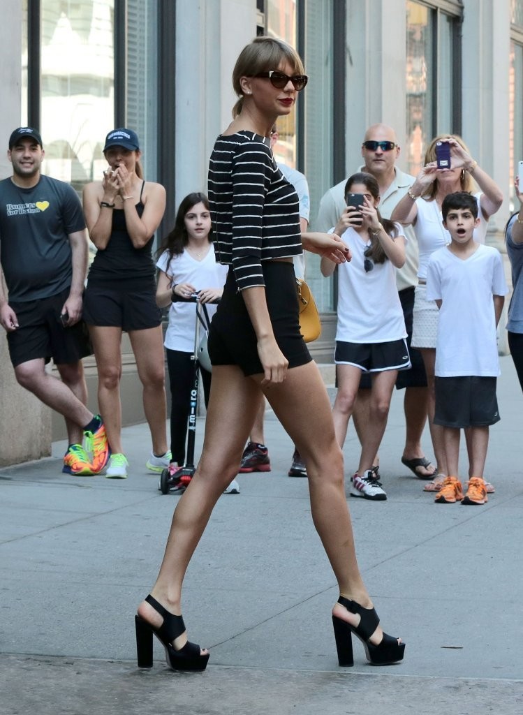 taylor swift in hot heels