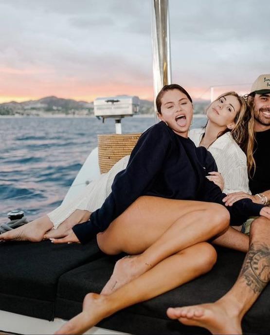 Selena gomez having fun with friends