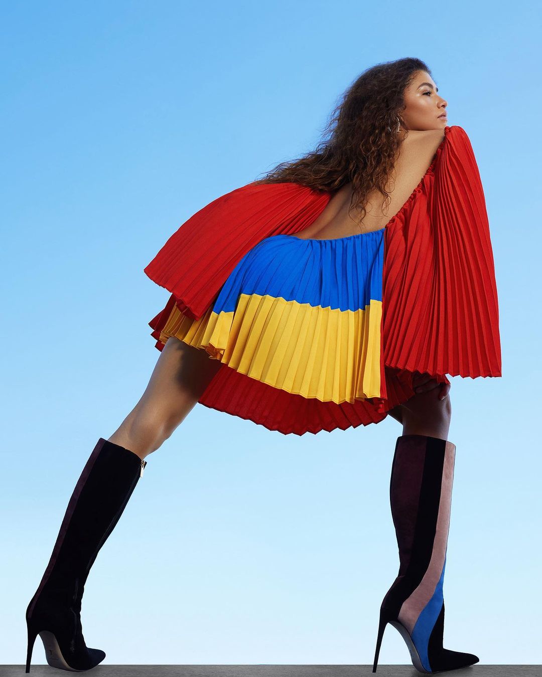 zendaya hot pose 1
