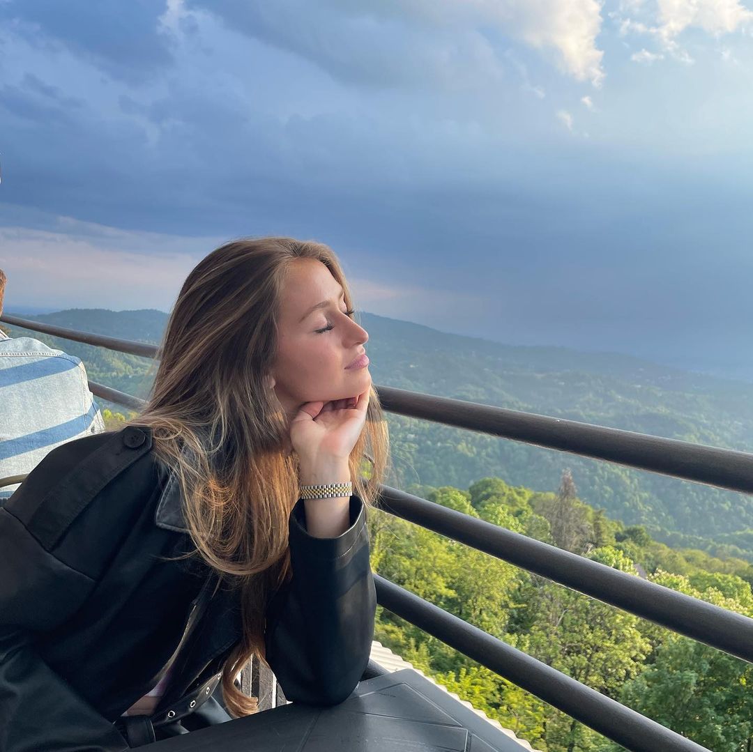 Jordyn Huitema holiday pic 1