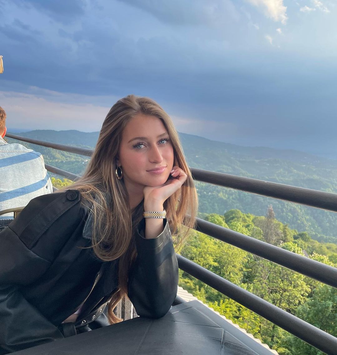 Jordyn Huitema holiday pic