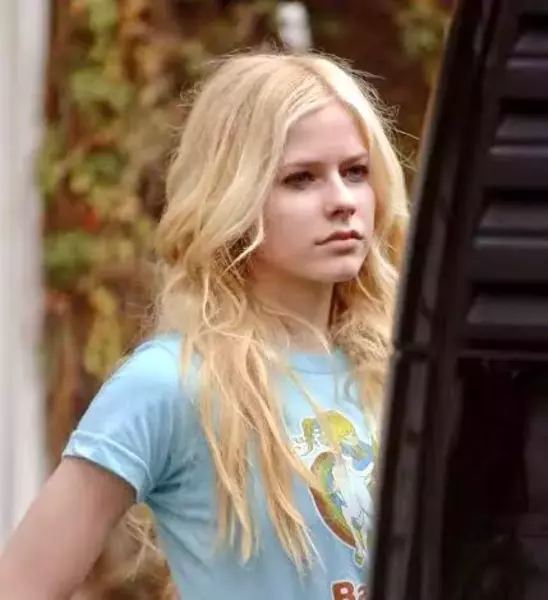 blonde Avril Lavigne without Makeup