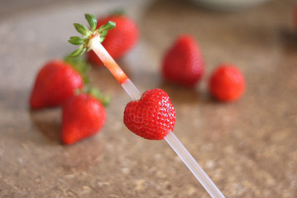 how to remove stem of a strawberry-life-hack