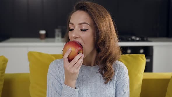 eat apple to get rid of bad breath