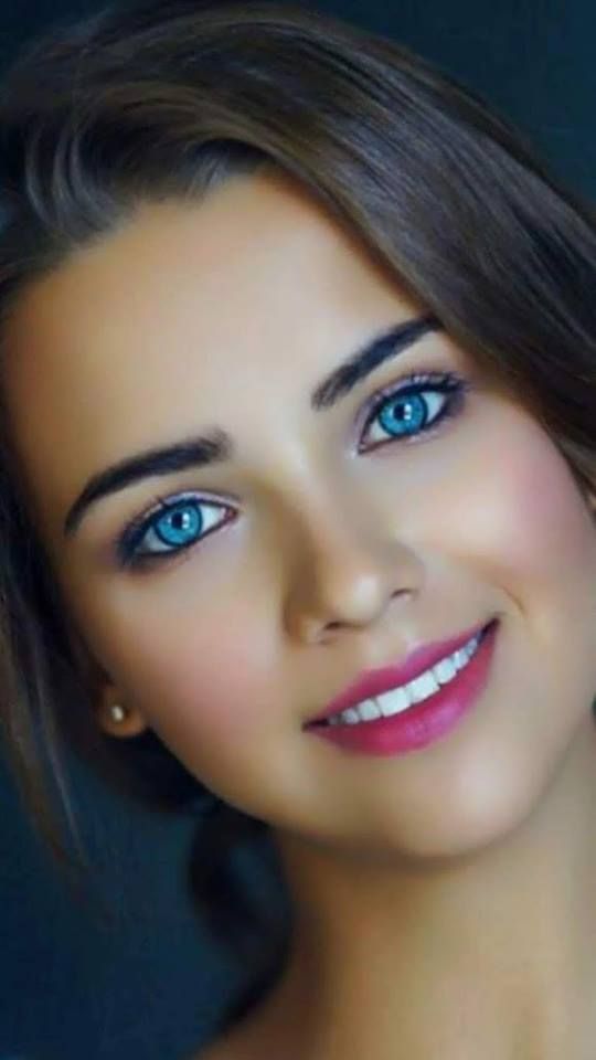 girl with most beautiful eyes in the world