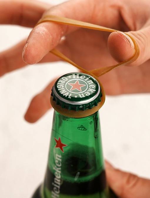 Open-a-Beer-Bottle-with-a-rubber band