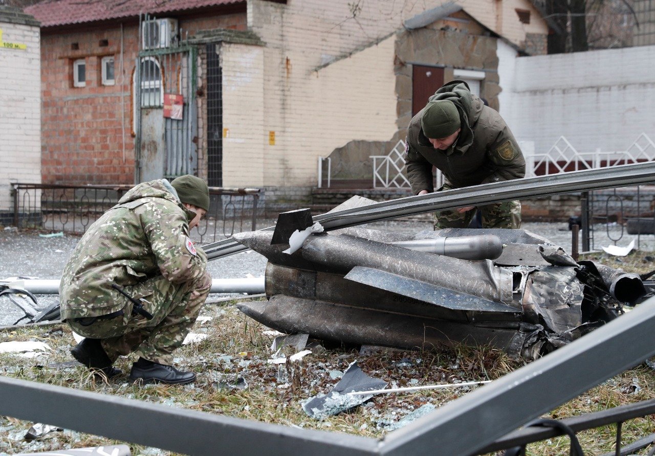 ukraine army inspecting russian missile