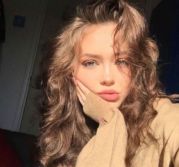 sun kissed Selfie Poses For Girls