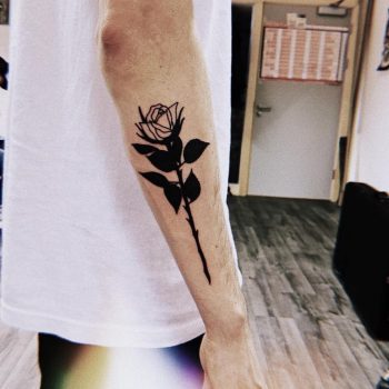 Black-rose-tattoo-on men on hand