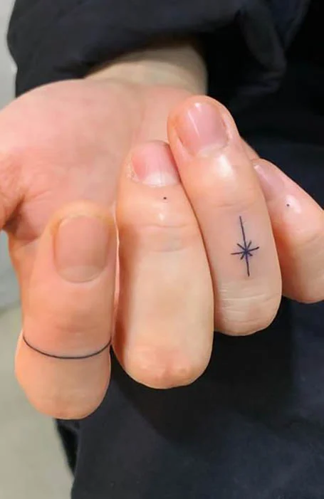 Simple Finger-Tattoo for men