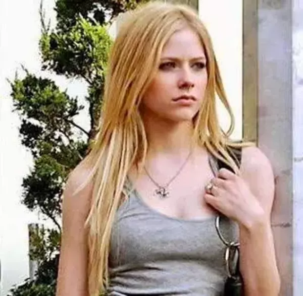 Avril Lavigne without Makeup captured