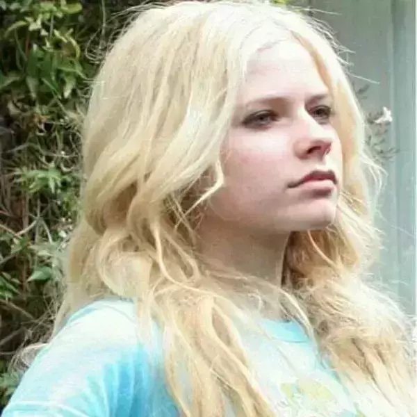 Avril Lavigne without Makeup look pic