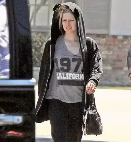 Avril Lavigne without Makeup look picture