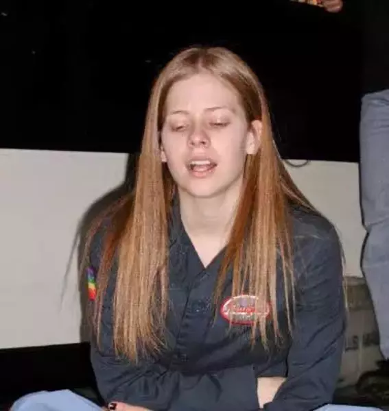 Avril Lavigne without Makeup snaps