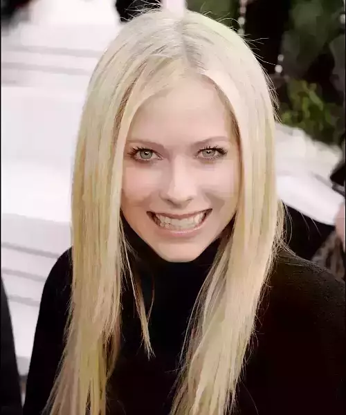 blonde Avril Lavigne without Makeup pic