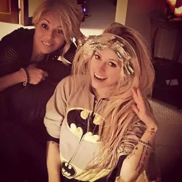 blonde Avril Lavigne without Makeup picture