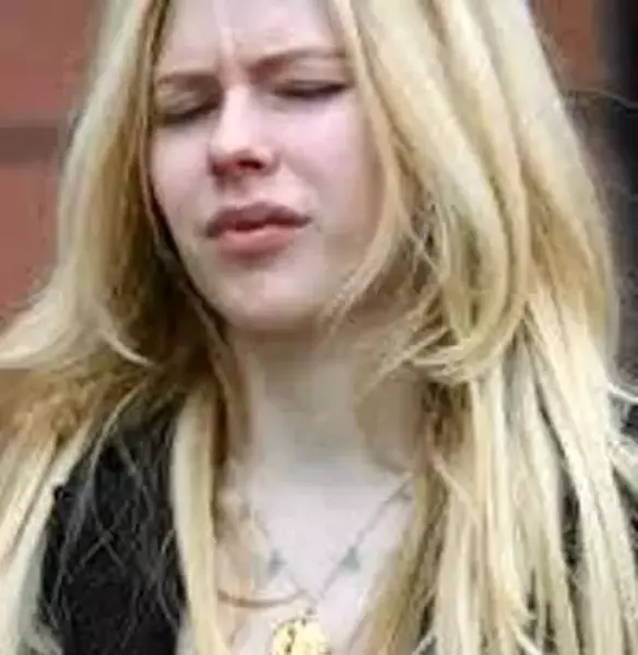 blonde Avril Lavigne without Makeup snap